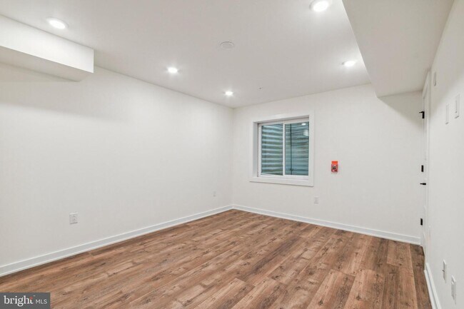 Building Photo - 6211 Woodbine Ave