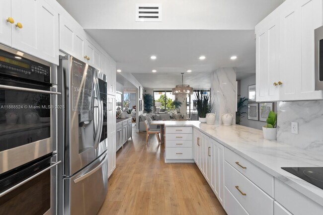 Building Photo - 141 Crandon Blvd