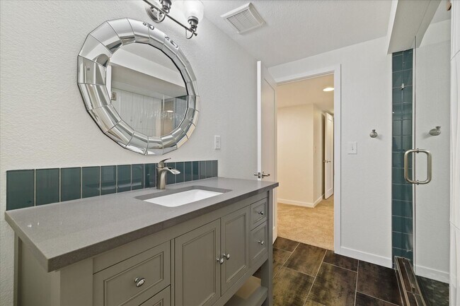 Building Photo - Amazing 4 bedroom, 3 bath home right by St...