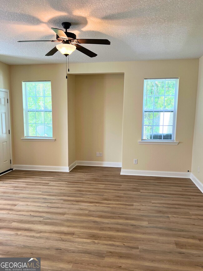 Building Photo - 822 Davis Ave