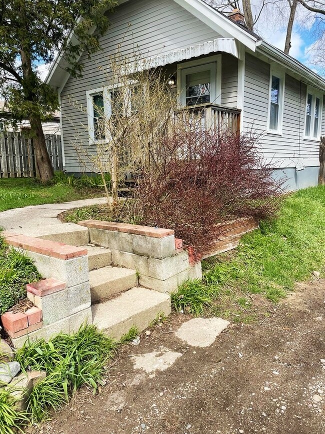 Building Photo - Lovely Two Bedroom House Near Washtenaw Golf Club!