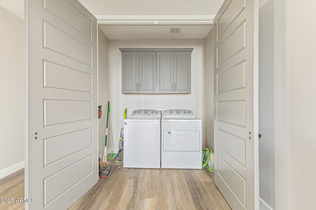 Building Photo - 2315 E Pinchot Ave