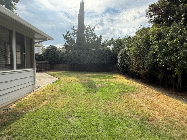 Building Photo - Spacious 3 bed 2 bath home available now!