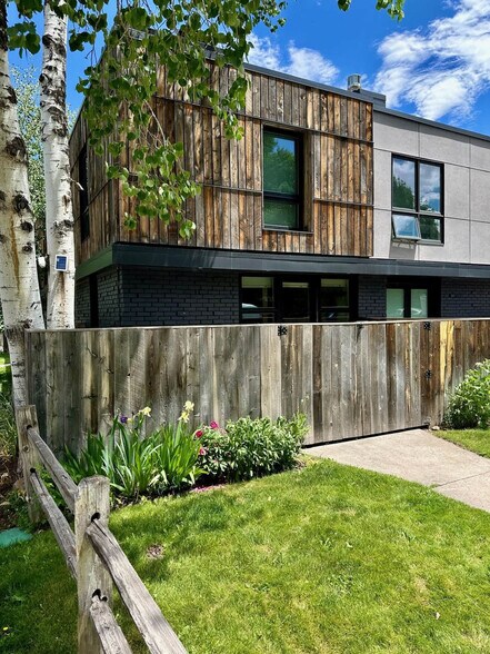 Building Photo - 800 E Hyman Ave