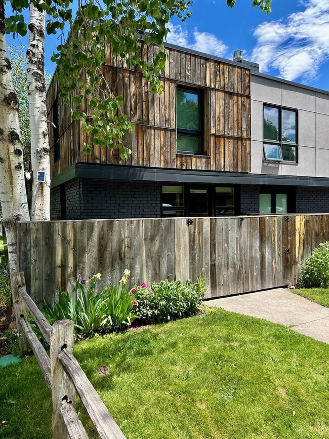 Building Photo - 800 S Mill St