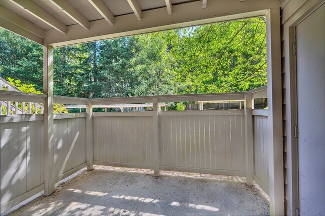 Building Photo - Woodland Hills Two Bed 2 Bath Condo