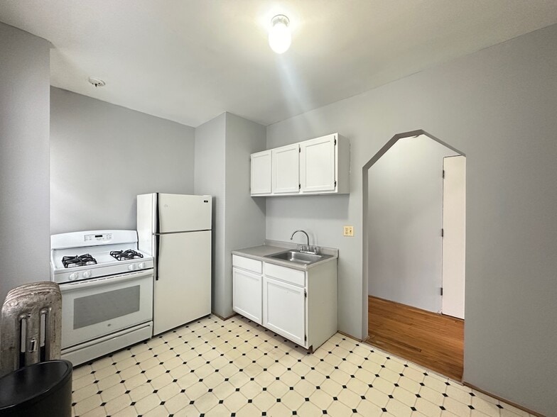 Building Photo - 1212 W Thorndale Ave