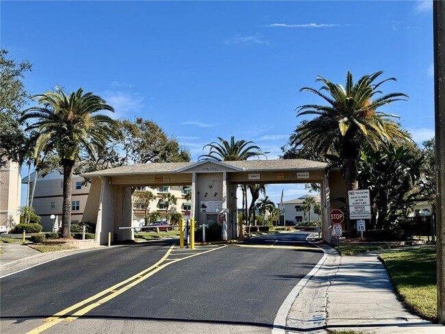 Building Photo - 6475 Shoreline Dr