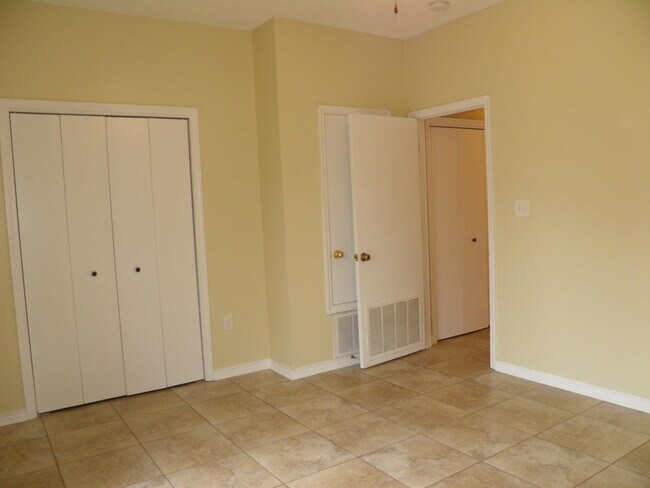 Building Photo - 1843 Whispering Oaks Ln