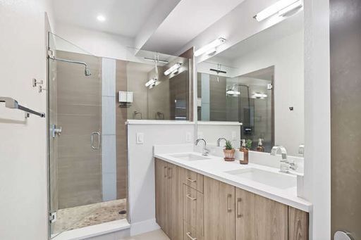 Building Photo - Modern City Living Near Downtown Denver Av...