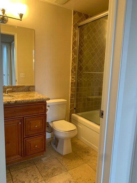 Upstairs bathroom for 2nd and 3rd bedrooms - 1232 Stanford St