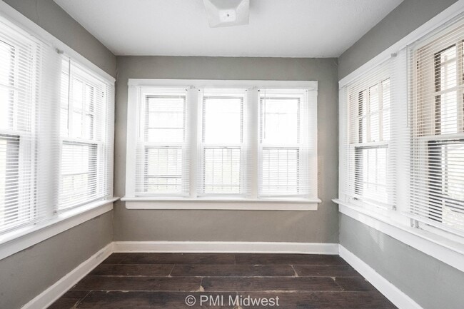 Building Photo - Charming 1 Bed Duplex with Full Bath in Indianapolis!