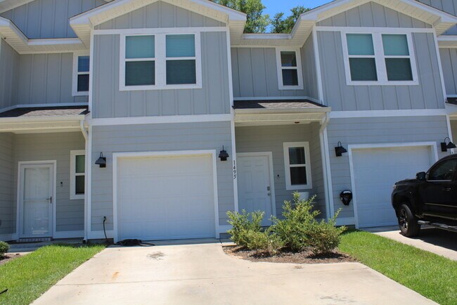 Building Photo - Beautiful New Townhome / Pet Friendly / Wi...
