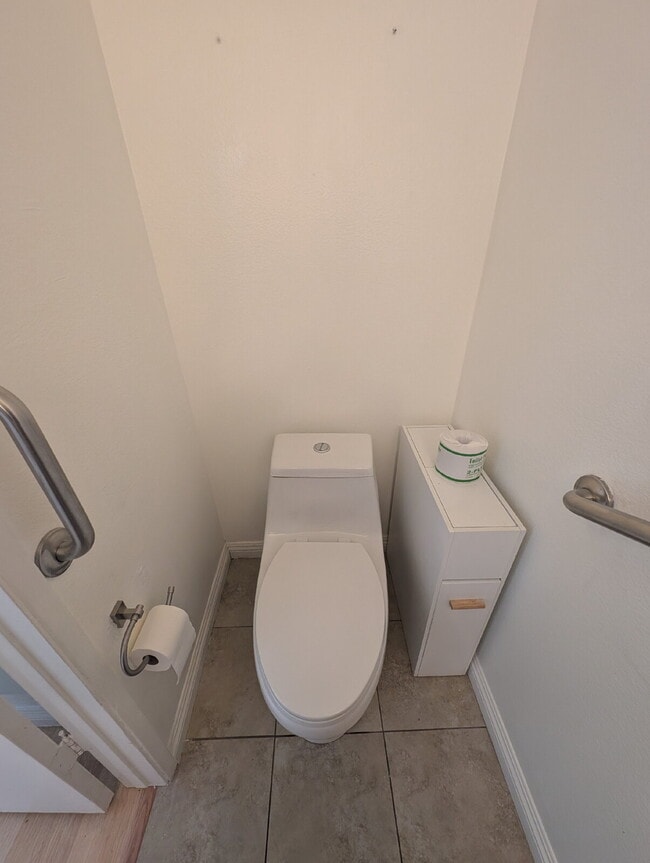 Building Photo - MOVE-IN READY - SPACIOUS 2-BEDROOM TOWNHOM...