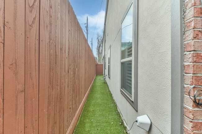 Building Photo - For Lease | 3 Bed, 2 Bath | 2,442 Sq Ft | ...