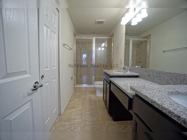 Building Photo - 2-bedroom, 2.5-bath, 1-car garage Townhous...