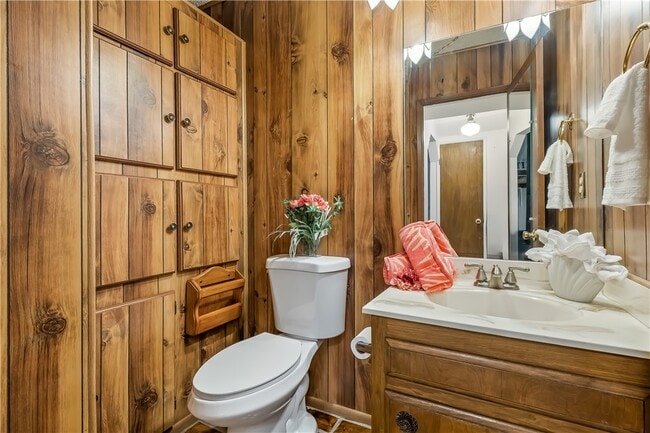 Building Photo - 2687 Country Club Dr