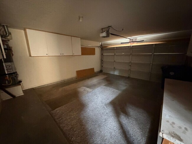 Building Photo - Spacious 3-Bedroom