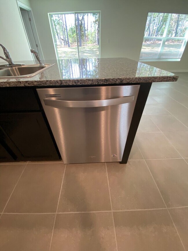 Building Photo - Desirable Lake Diamond Subdivision 3/2/2 **Won't Last**