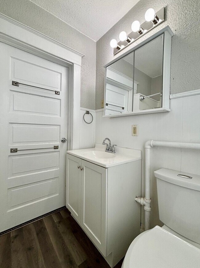 Building Photo - 3-Bed House in Waterloo