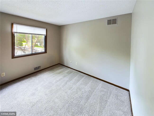 Building Photo - 9343 Ranchview Ln N