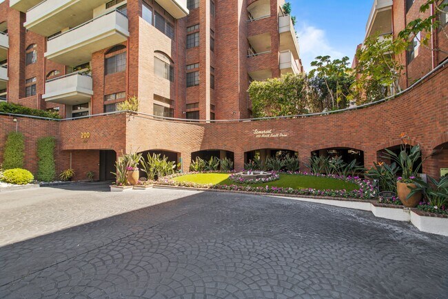 Building Photo - 200 N Swall Dr