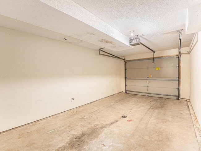 Building Photo - 810 SW Pinebrook Village Ct