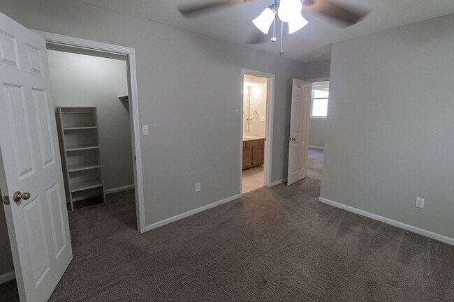 Building Photo - 5567-5569 Pinehurst Ln.