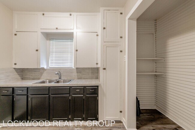 Building Photo - 1 br, 1 bath House - 820 W HILDEBRAND
