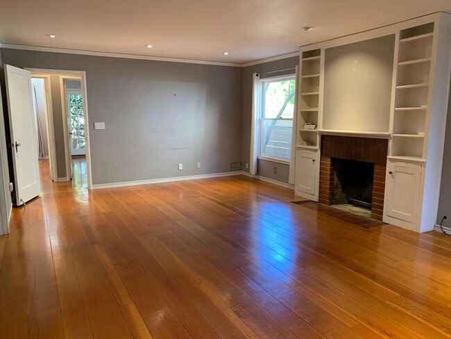 Building Photo - Rare ground floor rental in Elmwood district