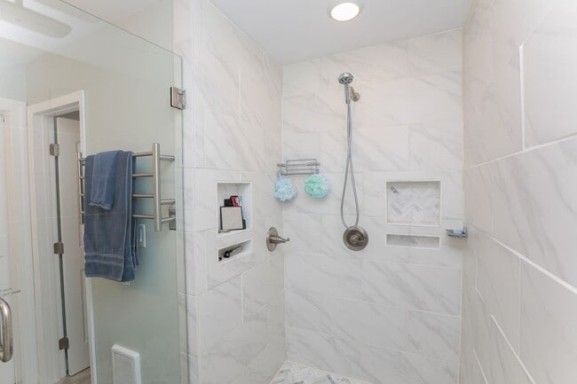 Building Photo - Pretty Lake Furnished Unit 2/1.5 Views! Vi...