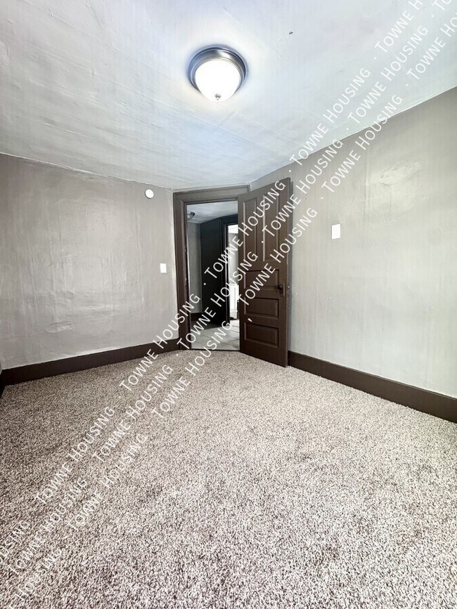 Building Photo - 10 Parkview Ave