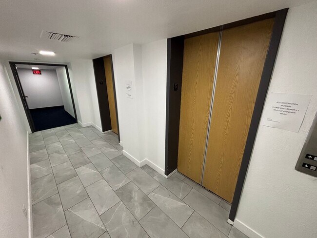 Building Photo - Stunning 2-Bed, 2-Bath High-Rise Residence...