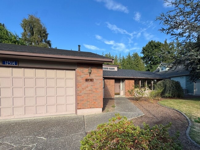 Building Photo - 3 Bed, 2.5 Bath Country Club
