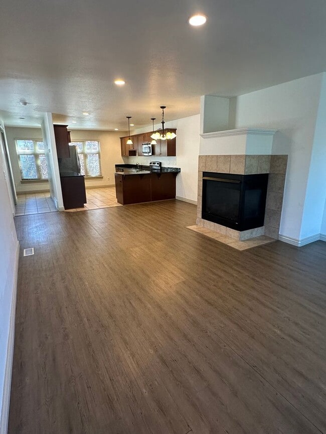 Building Photo - GET $1000 OFF THE FIRST MONTHS RENT!!!