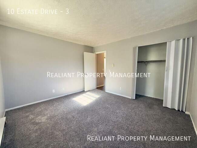 Building Photo - 10 Estate Dr