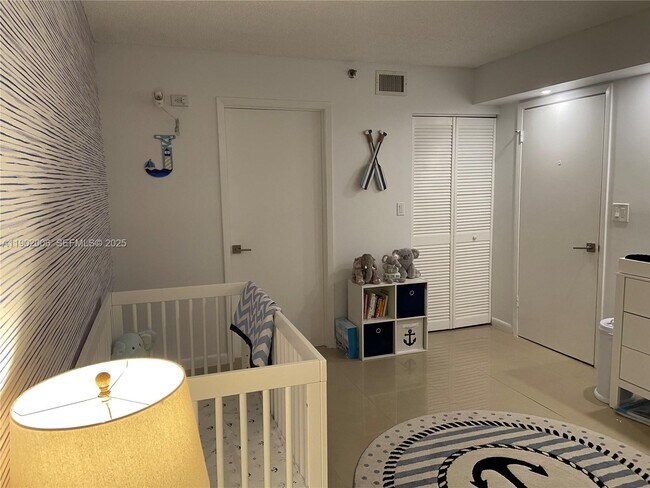 Building Photo - 540 Brickell Key Dr