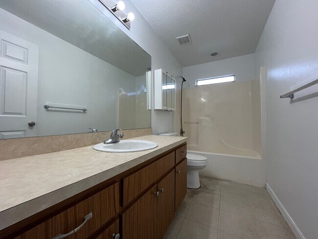 Building Photo - 2 bed/ 1 bath