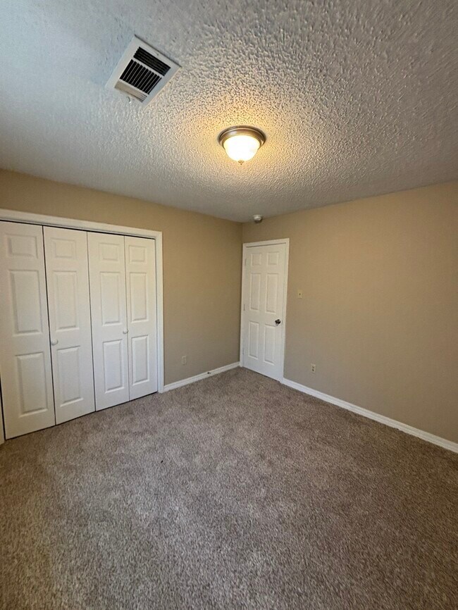 Building Photo - 12 Tripp St