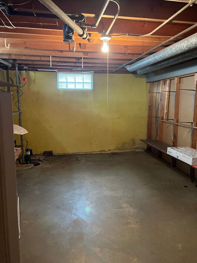 Building Photo - Amazing 3 Bedrooms with Rec Room Single Family in an Excellent Neighborhood!