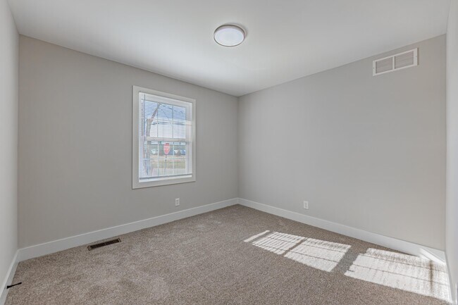 Building Photo - 441 Lawrence Dr