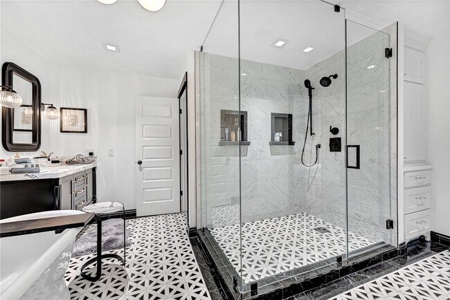 Building Photo - 242 SW D St