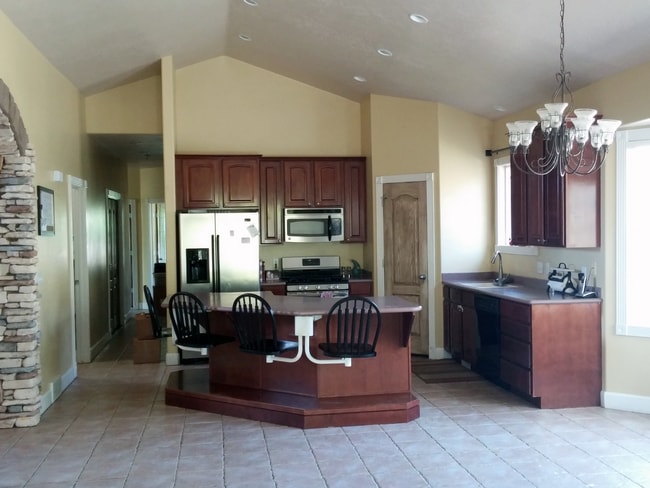 Building Photo - Spacious Alpine Home w/ Separate Basement ...