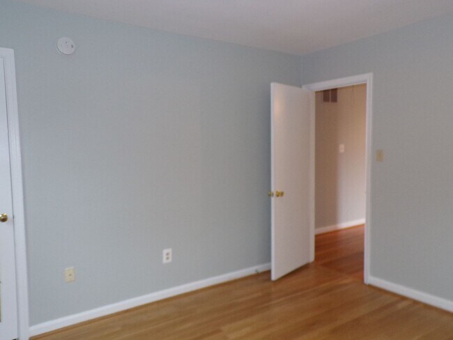 Building Photo - Beautiful Three Bedroom House in N Arlington; Dominion Hills
