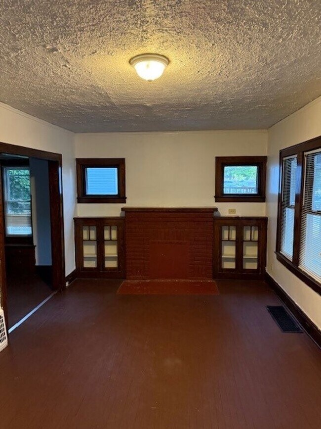 Building Photo - Charming 4-Bedroom Single Family Home for Rent!