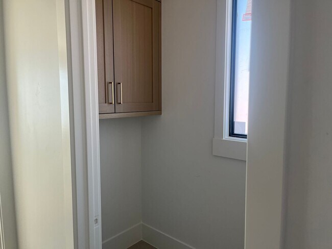 Building Photo - Gorgeous 6 bedroom with Pool and RV Garage