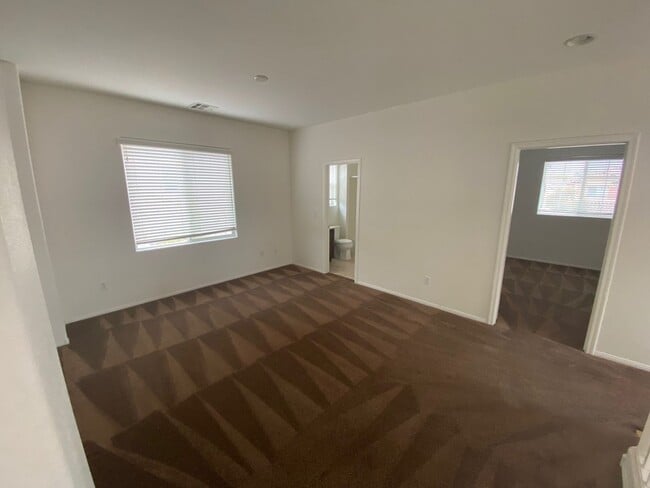 Building Photo - Beautiful 3 Bedroom 2 and 1/2 Bathrooms Ho...