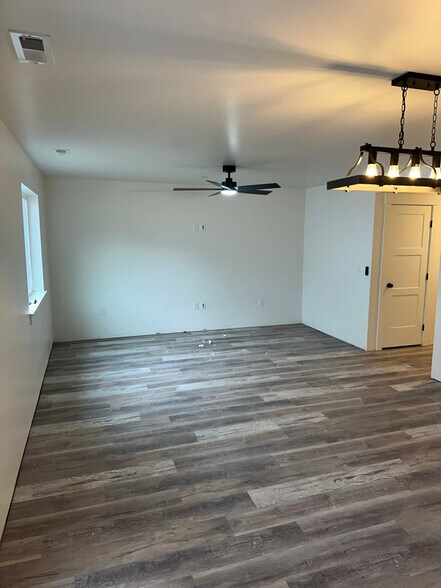 Building Photo - 520 E South Weber Dr