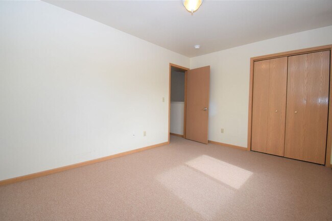 Building Photo - Townhouse-style End unit 3BD, 1.5 BA