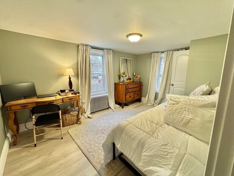 Bedroom - 251 E Rutland Rd